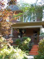 Semi-detached houses in Roncesvalles Village vary in size and style. Most have parking access of a back lane. Many of these homes have been recently renovated.