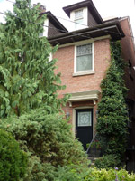 Semi-detached homes in Toronto Midtown neighbourhoods come in two or three-storey sizes and are often divided into two or three apartments, particularly in the Annex, with its proximity to the University of Toronto.
