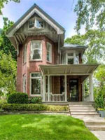 You may find grand Victorian detached homes in Toronto Midtown neighbourhoods. Many of them have been luxuriously renovated and restored 